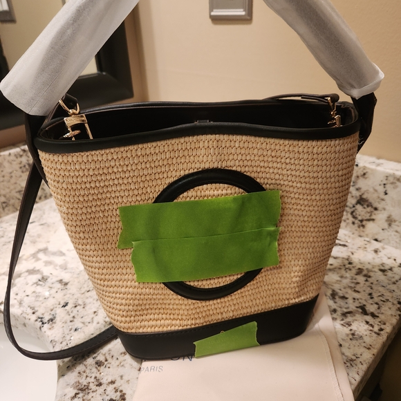 The Unbranded Brand Handbags - Black and Tan Shoulder Bag with Versatile Design